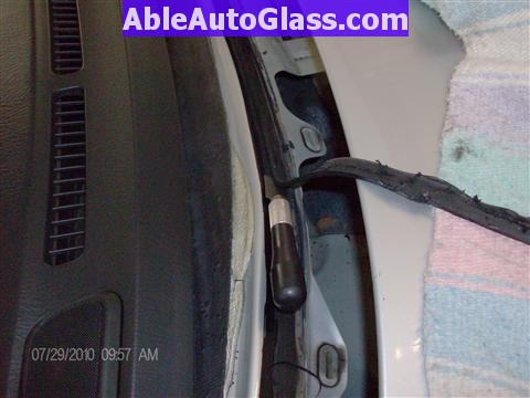 Honda Pilot 2003-2008 Windshield Replace - Trimming Old Seal