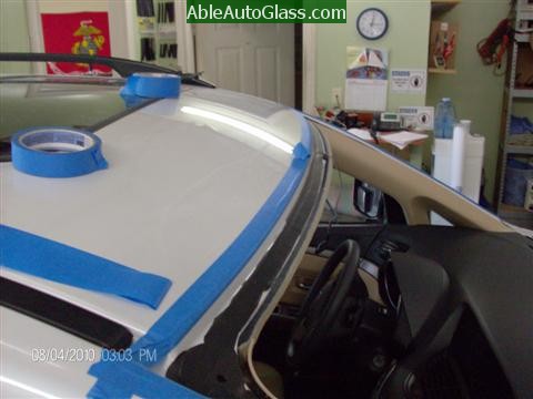 Subaru Tribeca 2008-2011 Windshield Replacement - Pinchweld Clean and Trimmed