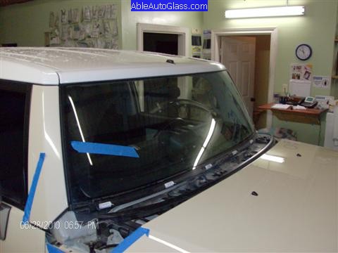 Toyota FJ Cruiser 07-10 Windshield Replacement Side View Of Bottom Molding