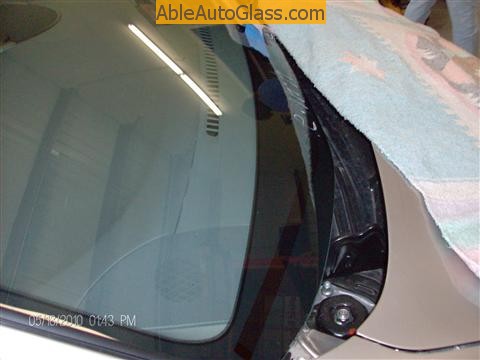 Toyota Sienna Windshield Replace- close-up