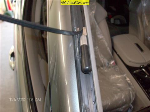 Acura MDX 2007-2010 Windshield-Acoustic Interlayer-Trimming Old Seal with Stubby Knife