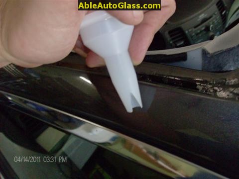 Acura TSX 2009 Windshield Replace - Tip of Nozzle for Seal to Have Triangle Bead