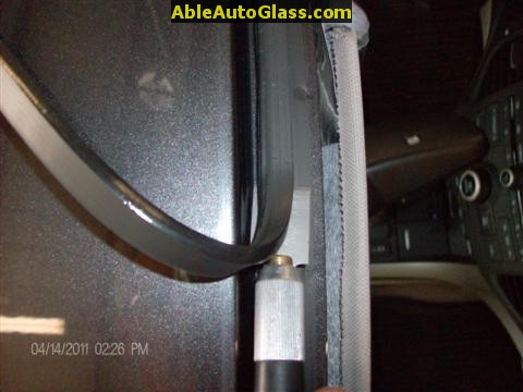 Acura TSX 2009 Windshield Replace - Use of Stubby Knife to Reduce Scratches and Trim  Old Seal Down to 2-5mm Thin