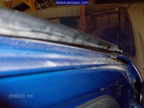 Chevy Colorado 2004-2011 Windshield Replacement - A-pillar Molding Removed