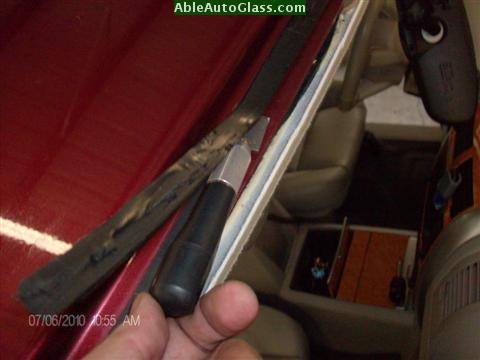 Chrysler Aspen 07-08 Windshield Replacement Using Short Stubby Knife to Trim Old Seal