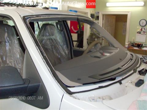 Ford Expedition-2007-2011-Acoustic-Interlayer Windshield Replacement-Carlite-Full View of Clean Pinchweld
