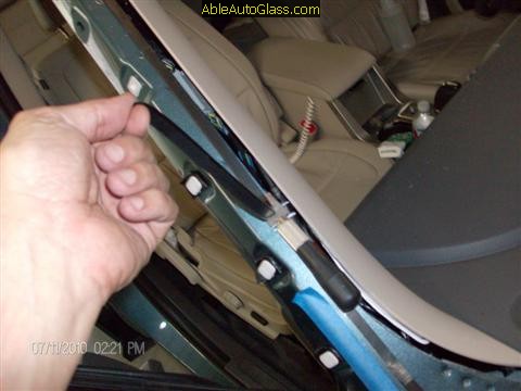 Ford Flex 2009-2011 Windshield Replacement - Trimming with Stubby Knife