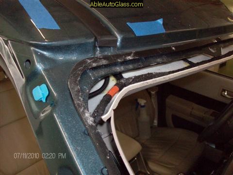 Ford Flex 2009-2011 Windshield Replacement - View of Old Seal