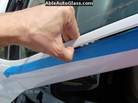 Hyundai Genesis 2011 Windshield Replace - Pry with Fingers