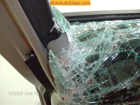 Infinit QX56 2008 Front Left Door Glass Laminated - close-up of broken glass