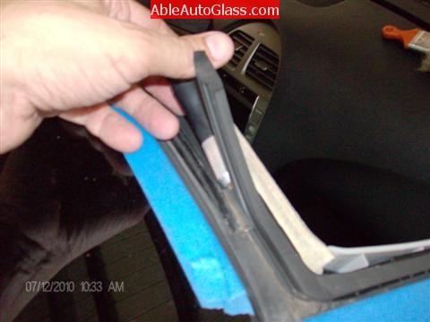 Lexus ES350 2007-2011 Windshield Replacement - Using Stubby Knife to Trim Old Seal at Top