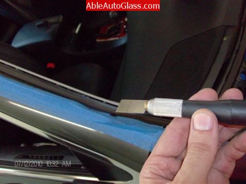 Lexus ES350 2007-2011 Windshield Replacement - View of Stubby Knife